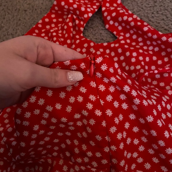 red tied floral tanktop - Picture 4 of 5